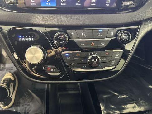 Used 2025 Chrysler Pacifica Select image 8