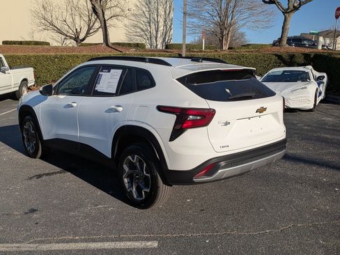 Used 2025 Chevrolet Trax LT w/ LT Convenience Package image 7