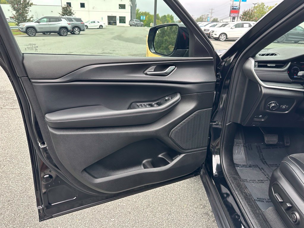 Used 2023 Jeep Grand Cherokee Altitude AWD/4WD image 15