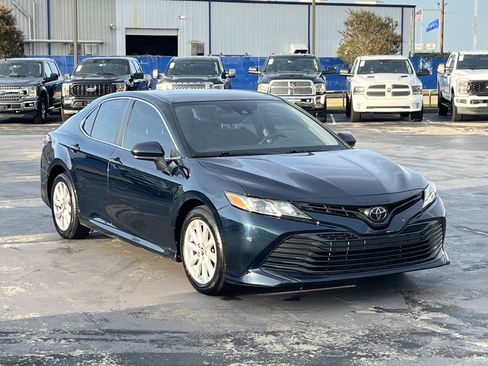 Used 2019 Toyota Camry LE FWD image 5