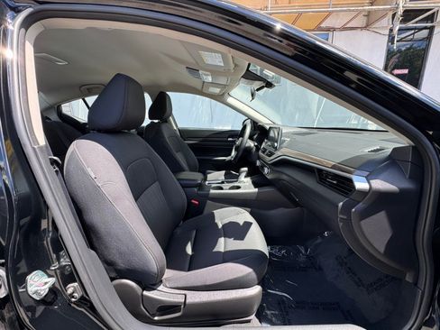 Used 2025 Nissan Altima 2.5 SV FWD image 10
