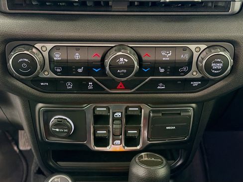 Used 2024 Jeep Gladiator Sport image 18