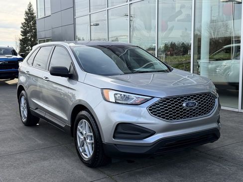 Used 2024 Ford Edge SE image 2