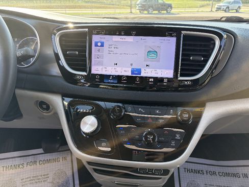 Used 2023 Chrysler Pacifica Touring-L FWD image 27