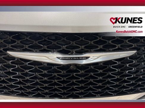 Used 2024 Chrysler Pacifica Touring-L FWD image 41