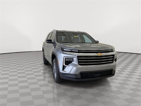 Certified 2025 Chevrolet Traverse LT image 3