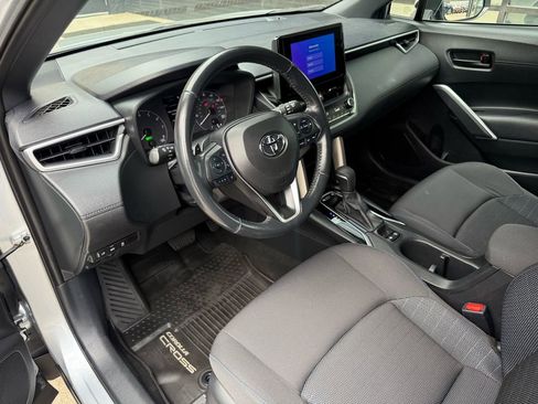 Used 2023 Toyota Corolla Cross SE image 2