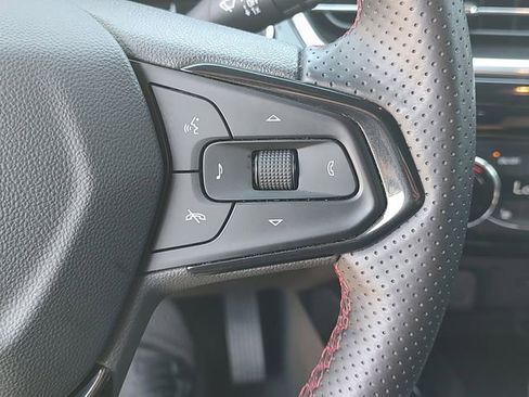 Used 2025 Chevrolet Trax RS w/ Sunroof Package FWD image 19