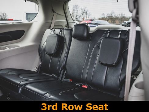 Used 2022 Chrysler Pacifica Touring-L image 24