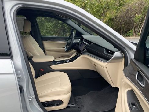 Used 2025 Jeep Grand Cherokee Limited image 27