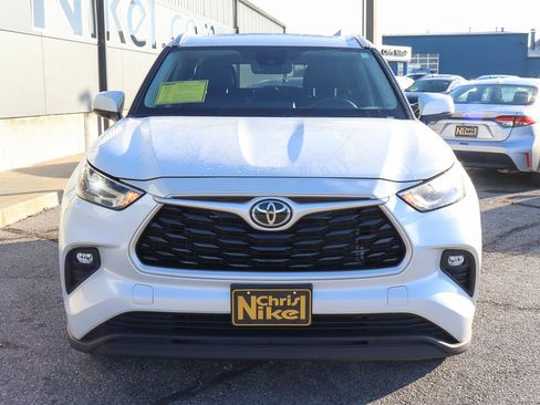 Used 2023 Toyota Highlander XLE image 2