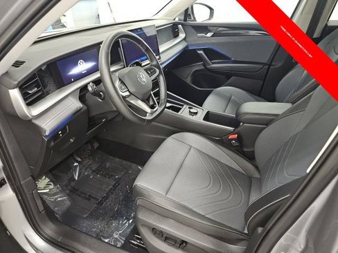 Used 2025 Volkswagen Tiguan SE AWD/4WD image 14