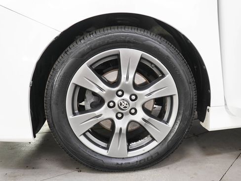Used 2020 Toyota Sienna SE FWD image 31