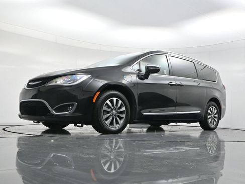 Used 2020 Chrysler Pacifica Limited FWD image 44