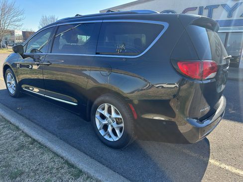 Used 2020 Chrysler Pacifica Touring-L Plus w/ Tire & Wheel Group image 4