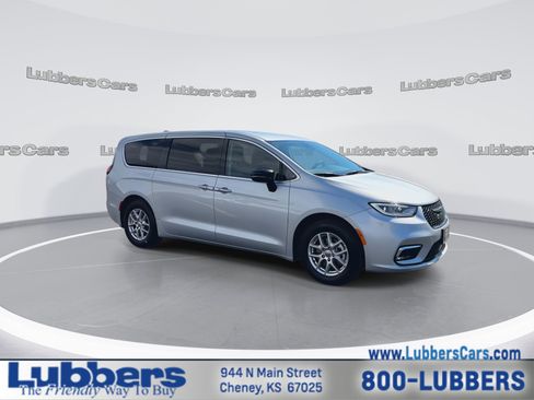 Used 2024 Chrysler Pacifica Touring-L image 2