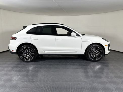 Certified 2025 Porsche Macan AWD/4WD image 8