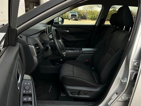 Used 2025 Nissan Rogue SV image 10