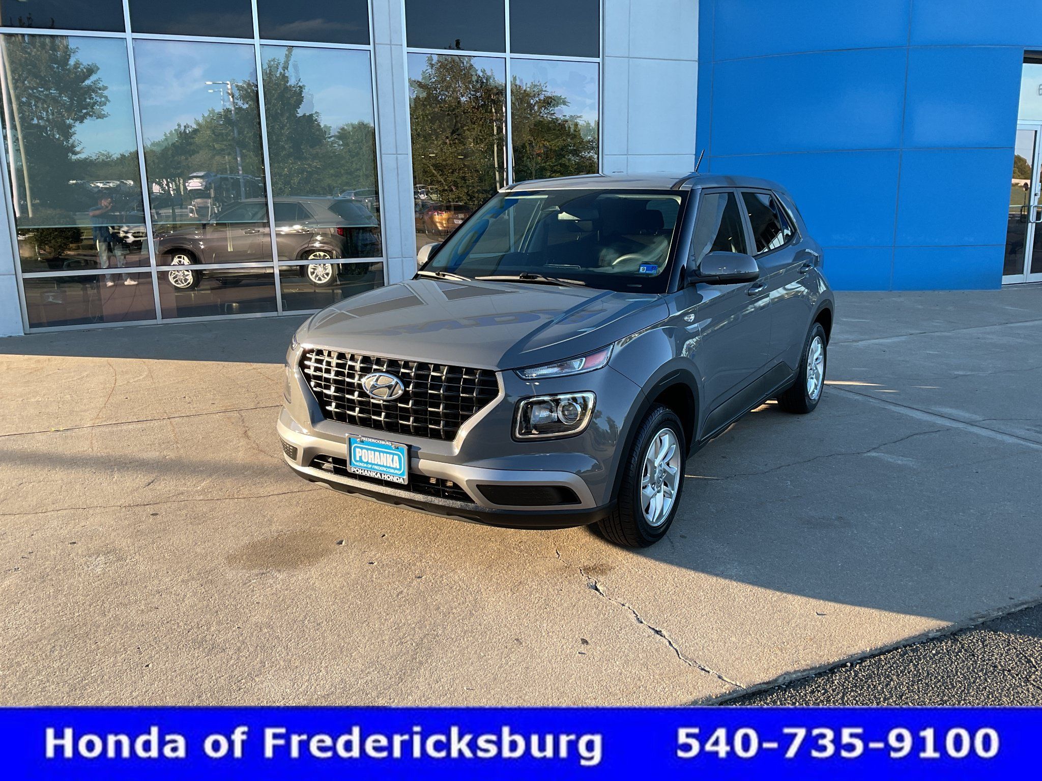 Used 2023 Hyundai Venue SE FWD image 2
