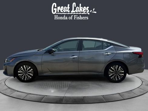 Used 2024 Nissan Altima 2.5 SV FWD image 2