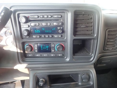 Used 2005 Chevrolet Silverado 2500 LT w/ Heavy-Duty Power Package AWD/4WD image 4