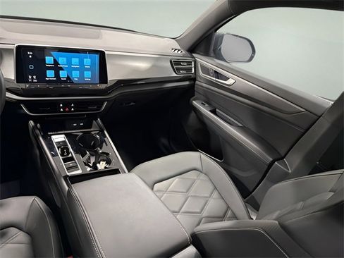 Used 2025 Volkswagen Atlas Cross Sport SE image 24