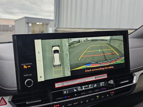 New 2025 Toyota Sienna Platinum image 18