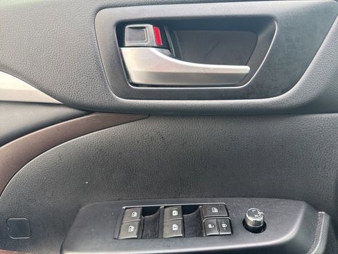 Used 2019 Toyota Highlander XLE image 11