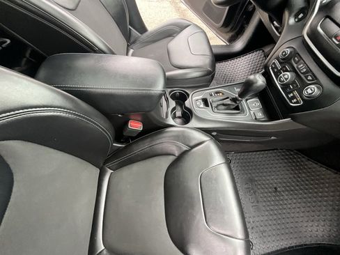 Used 2019 Jeep Cherokee Latitude Plus w/ Comfort/Convenience Group image 33