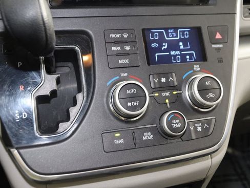 Used 2016 Toyota Sienna LE image 24