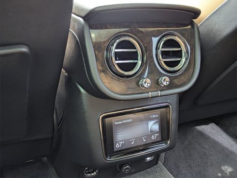 Used 2021 Bentley Bentayga V8 image 12