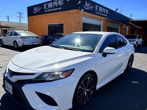 Used 2019 Toyota Camry SE w/ Carpet Mat Package FWD image 5