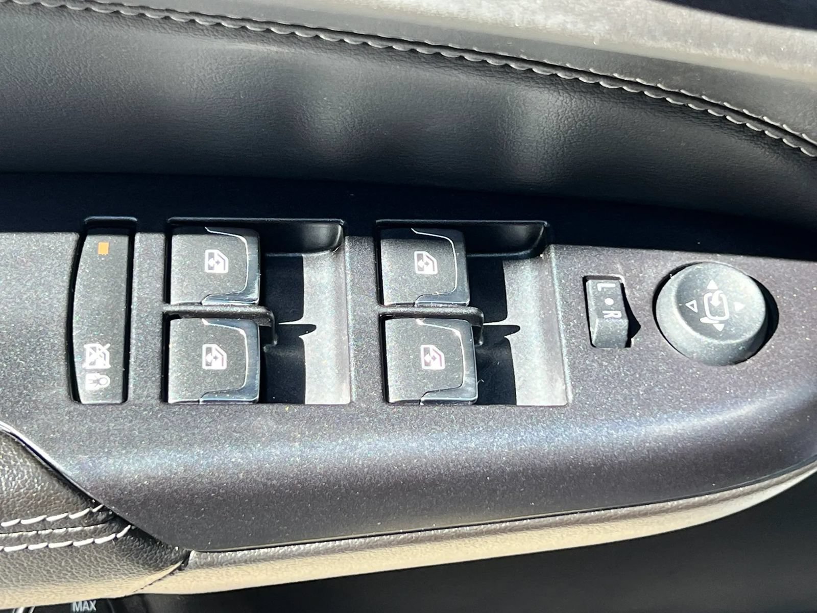 Used 2014 Cadillac SRX Luxury w/ Driver Awareness Package FWD image 9