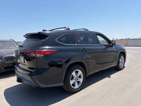 Used 2020 Toyota Highlander LE FWD image 2