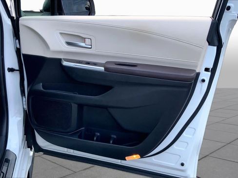 Used 2023 Toyota Sienna Platinum FWD image 20