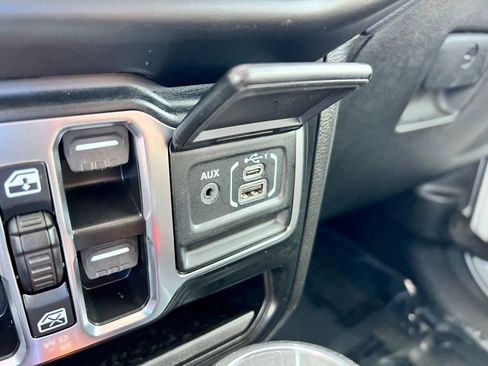 Used 2023 Jeep Gladiator Overland image 21