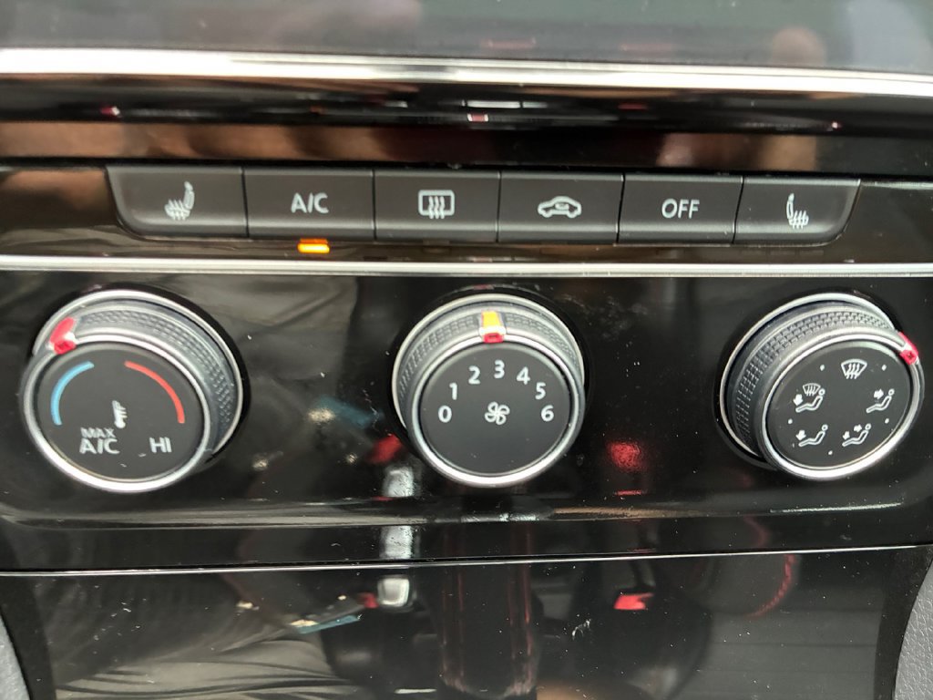 Used 2020 Volkswagen GTI SE FWD image 4