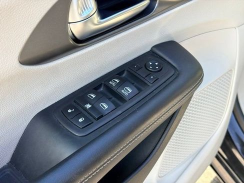 Used 2023 Chrysler Pacifica Touring-L FWD image 19