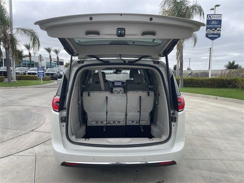 Used 2021 Chrysler Pacifica Touring-L w/ Premium & Safety Sphere Group image 26