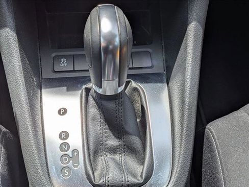 Used 2013 Volkswagen Golf 4-Door FWD image 12