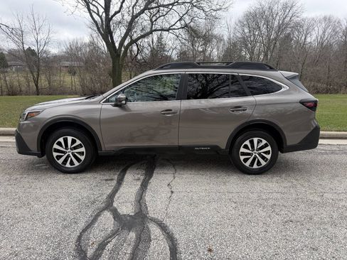 Used 2022 Subaru Outback Premium image 2