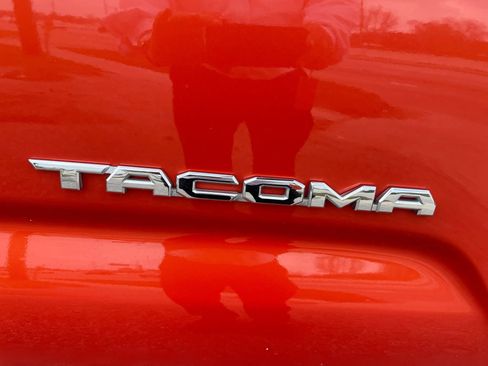 Used 2018 Toyota Tacoma 2WD Double Cab image 11