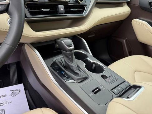 Used 2021 Toyota Highlander XLE FWD image 21