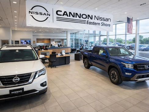 Used 2024 Nissan Titan SV w/ SV Convenience Package image 8