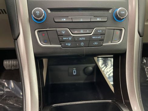 Used 2017 Ford Fusion SE w/ Fusion SE Technology Package image 11