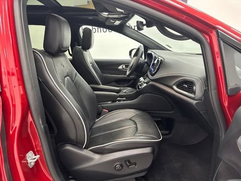 Used 2025 Chrysler Pacifica Limited FWD image 33