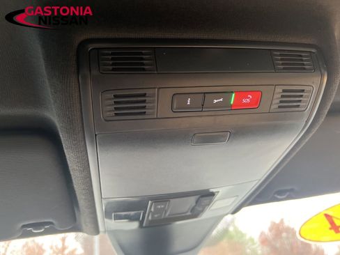 Used 2024 Volkswagen Tiguan SE image 40