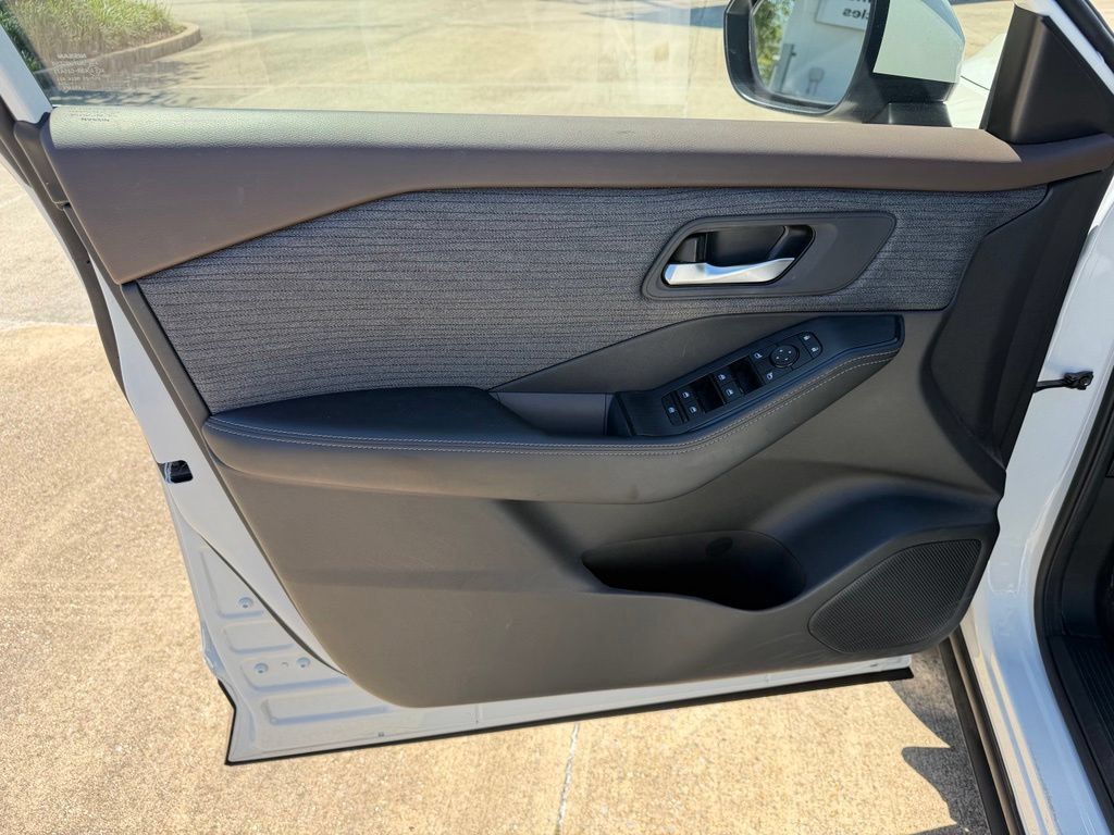 Used 2023 Nissan Rogue SV FWD image 13
