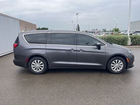 Used 2017 Chrysler Pacifica Touring w/ Tire & Wheel Group image 4