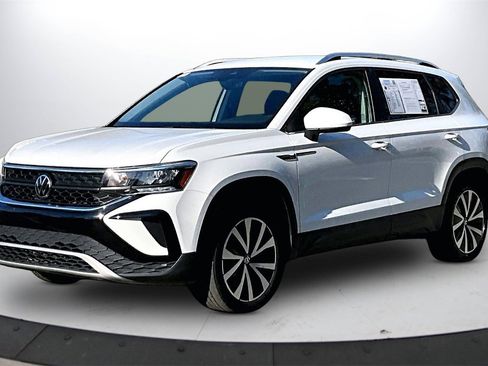 Used 2024 Volkswagen Taos SE image 4